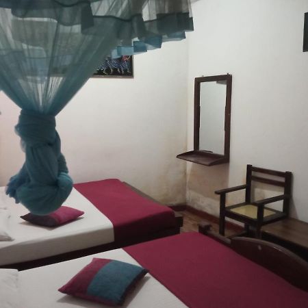 Bevary City Hotel Anuradhapura Buitenkant foto