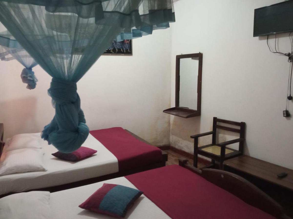 Bevary City Hotel Anuradhapura Buitenkant foto
