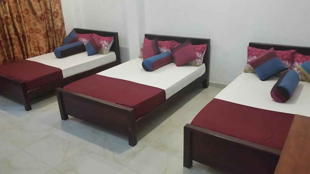 Bevary City Hotel Anuradhapura Buitenkant foto