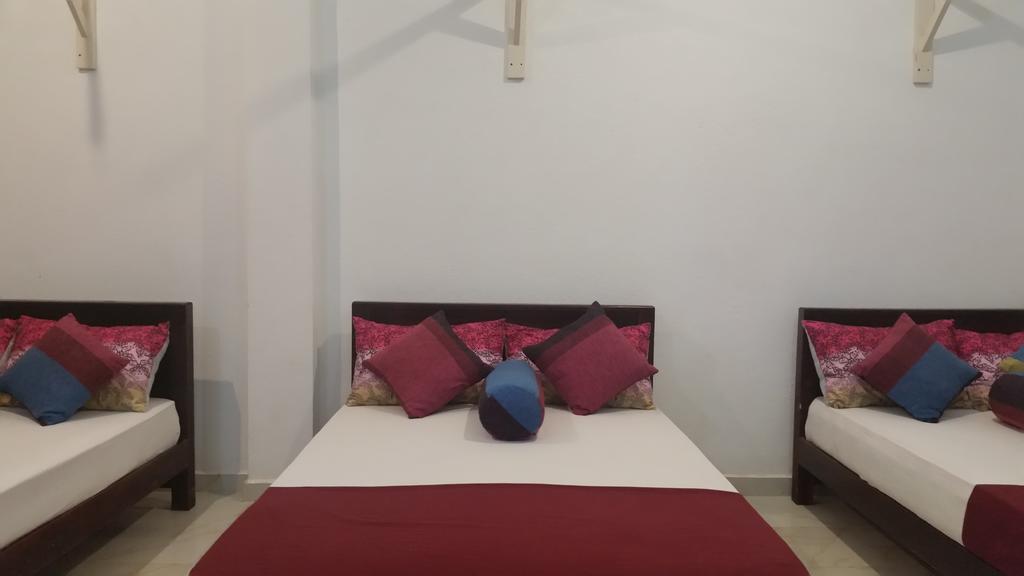 Bevary City Hotel Anuradhapura Buitenkant foto