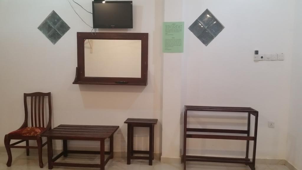 Bevary City Hotel Anuradhapura Buitenkant foto