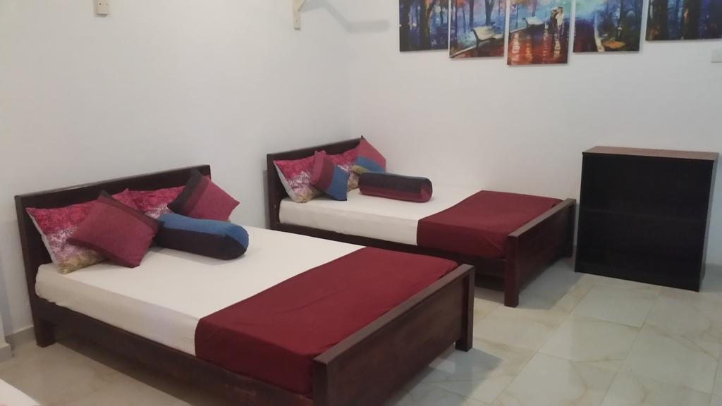 Bevary City Hotel Anuradhapura Buitenkant foto