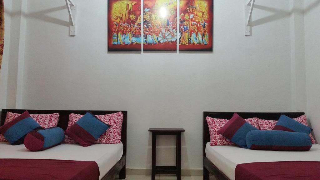 Bevary City Hotel Anuradhapura Buitenkant foto