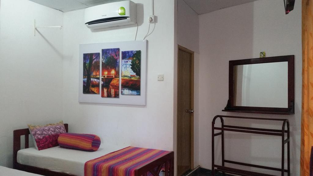 Bevary City Hotel Anuradhapura Buitenkant foto