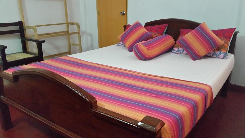 Bevary City Hotel Anuradhapura Buitenkant foto