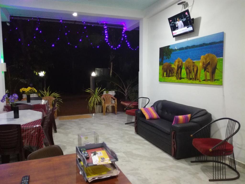 Bevary City Hotel Anuradhapura Buitenkant foto