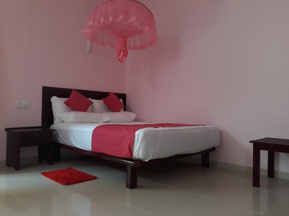 Bevary City Hotel Anuradhapura Buitenkant foto
