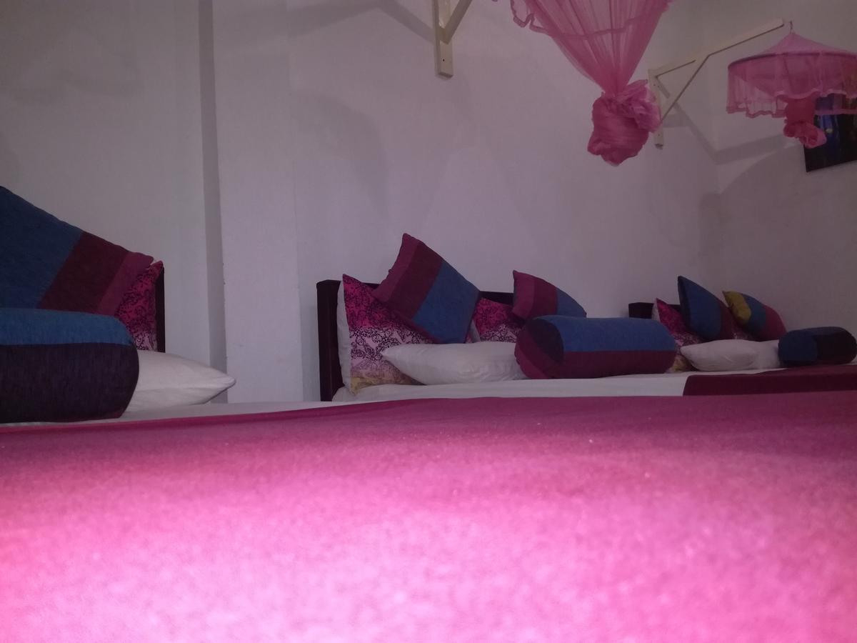 Bevary City Hotel Anuradhapura Buitenkant foto