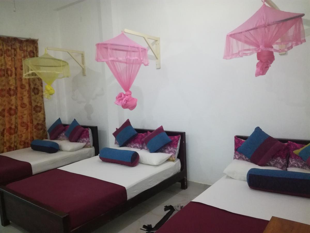 Bevary City Hotel Anuradhapura Buitenkant foto
