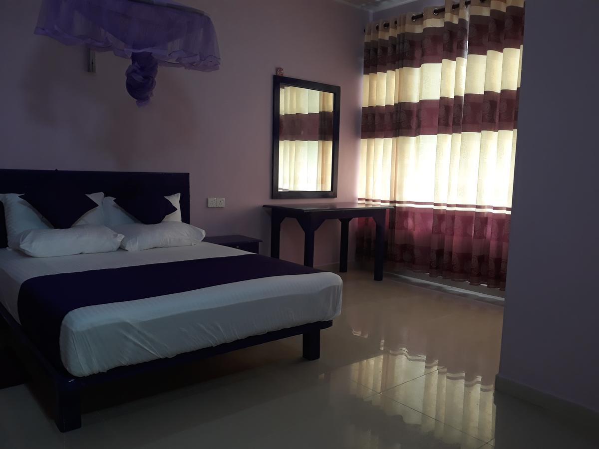 Bevary City Hotel Anuradhapura Buitenkant foto