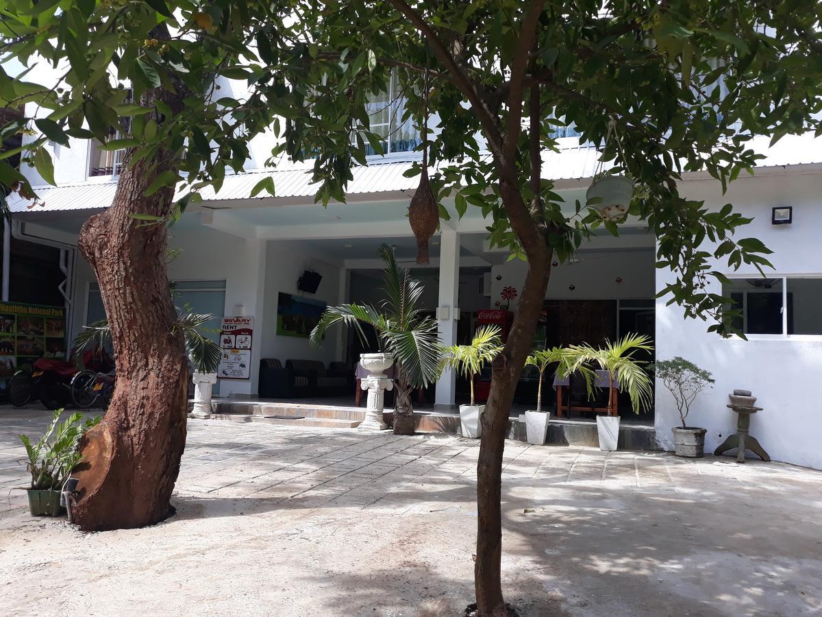 Bevary City Hotel Anuradhapura Buitenkant foto